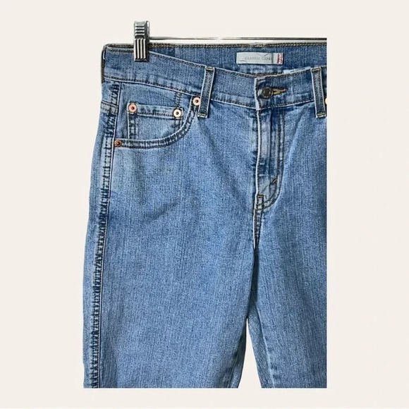 0017W. LEVI’S‎ CAPRIS SLIT ON SIDE LIGHTER WASH SIZE 6 - Picture 2 of 11